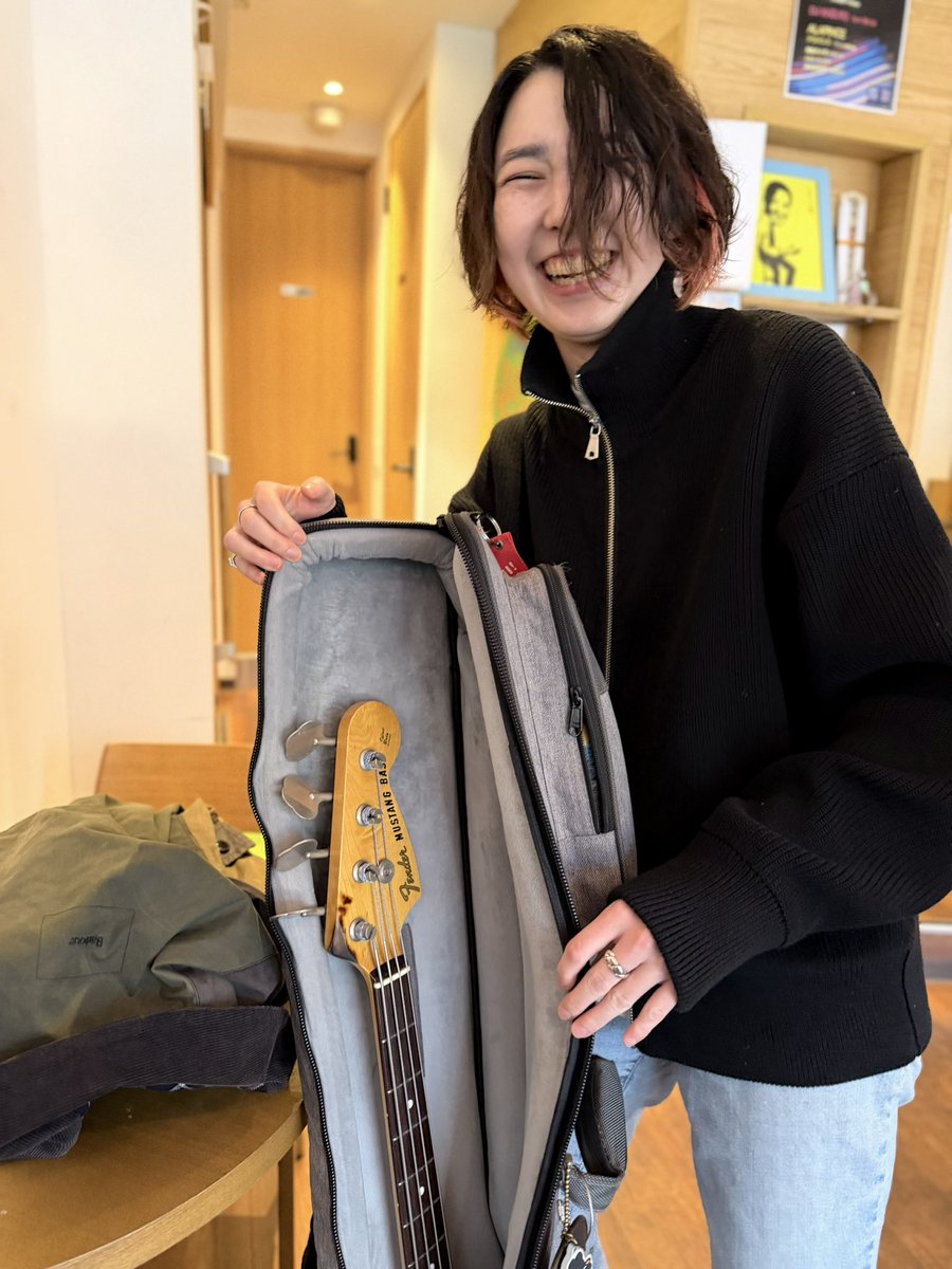 もう先月になるけど。
一緒に色々アイテムつくってきたJudy On The Roof.武重さんとSTEPHANIES、Drop'sのベーシスト、小田満美子さんと、江口さんの描かれた壁の鎌倉アラパンスで。
何でだろう、ベーシストの方の佇まいは独特に美しい。
ステファニーズのLIVE、18日(土)!
https://t.co/2mRMbgnMMX