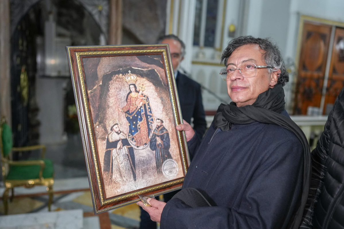 surnoticiashoy's tweet image. ⛪️ #Frontera | Al finalizar el Consejo de Ministros en #Ipiales, el presidente Gustavo Petro visitó por primera vez el Santuario de Las Lajas.

📸 Fotos: Presidencia de la República