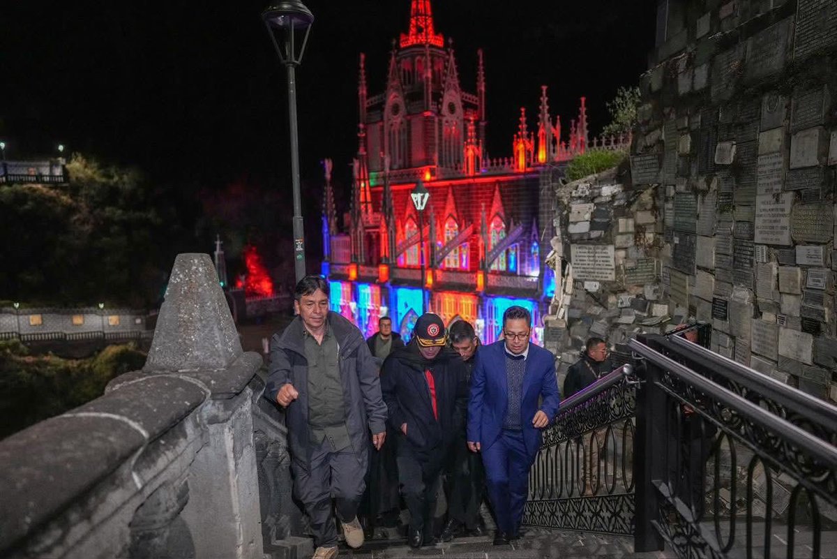surnoticiashoy's tweet image. ⛪️ #Frontera | Al finalizar el Consejo de Ministros en #Ipiales, el presidente Gustavo Petro visitó por primera vez el Santuario de Las Lajas.

📸 Fotos: Presidencia de la República