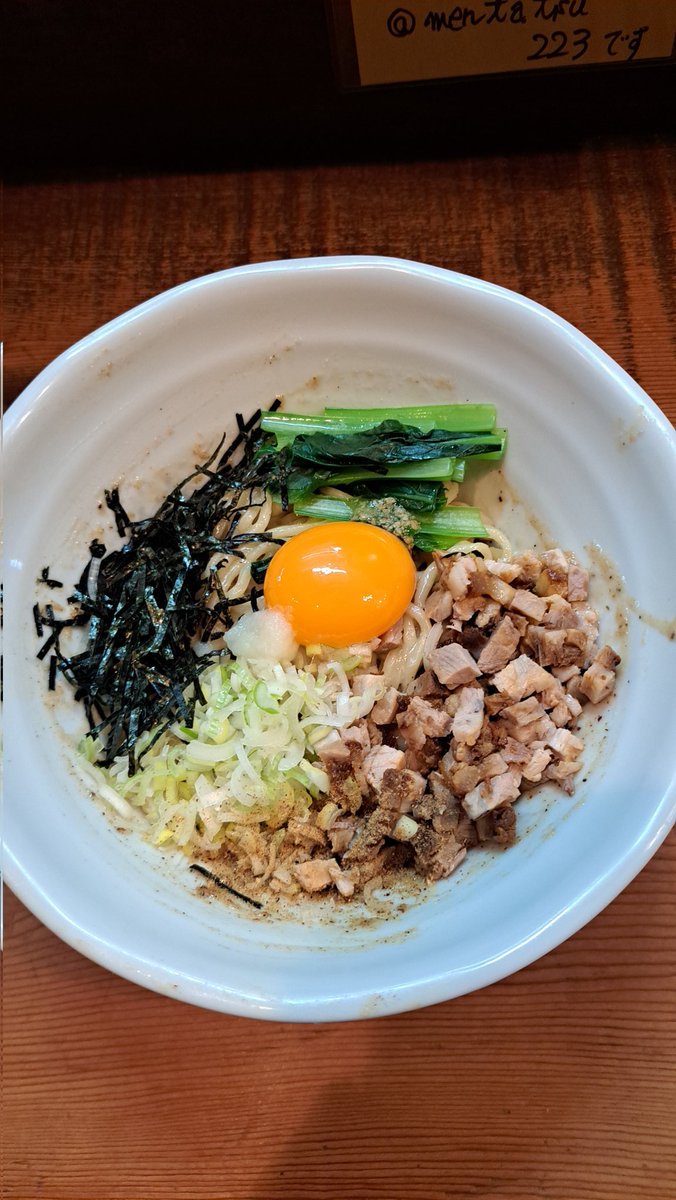 mentatsu223's tweet photo. 常連さんから以前やってた油そば、まぜそば食べたいと結構言われてまして。
今年、店オープンから20周年になるので復刻版含めて色々やりたいと思ってます！
今日、自分のまかないでまぜそば作ったんですけど。
美味しかったな～(笑) https://t.co/i2XDua6zdW
