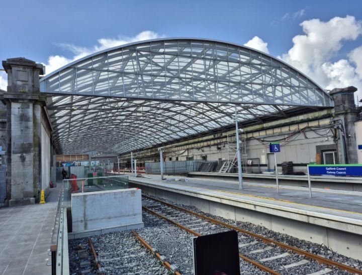 WestOnTrackIRL's tweet image. Galway’s majestic new 5 platform terminus is coming close to completion in the heart of Galway City Centre. More capacity for more services &amp;amp; new routes to #cork #dublin #limerick #tuam #mayo #sligo #westernrailcorridor
#connectingthewest #modalshift #irishrail #galwaychamber