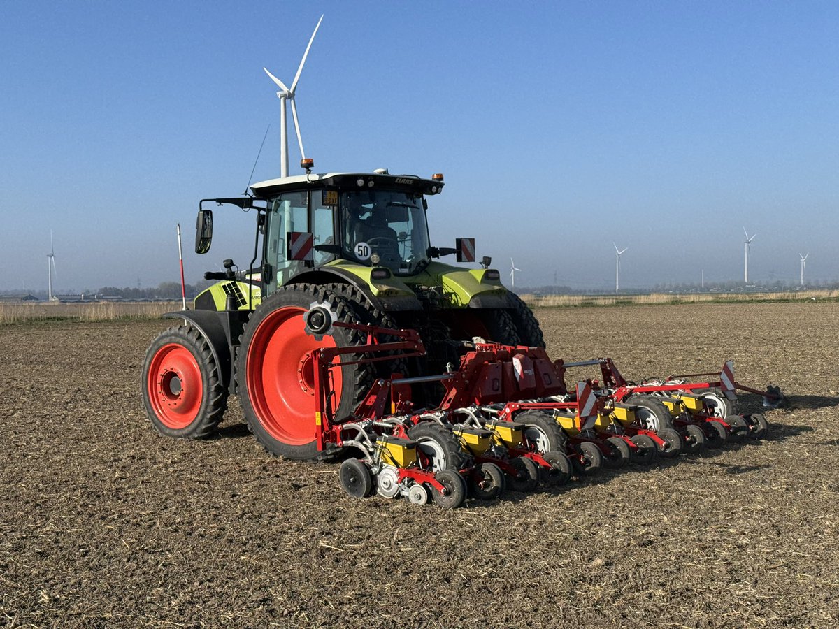 harrysfarm's tweet image. Vanochtend hebben we de suikerbietzaadjes aan de grond toevertrouwd. Loonbedrijf Vedelaar zaait met hun nieuwe Grimme Matrix zaaimachine onze #suikerbieten dit jaar. #akker #farmlife @CosunBeetCo @GroeikrachtCo