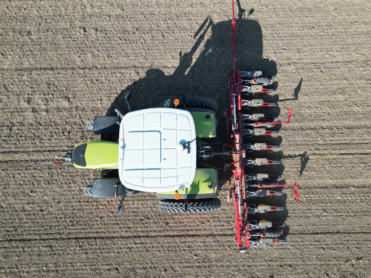 harrysfarm's tweet image. Vanochtend hebben we de suikerbietzaadjes aan de grond toevertrouwd. Loonbedrijf Vedelaar zaait met hun nieuwe Grimme Matrix zaaimachine onze #suikerbieten dit jaar. #akker #farmlife @CosunBeetCo @GroeikrachtCo
