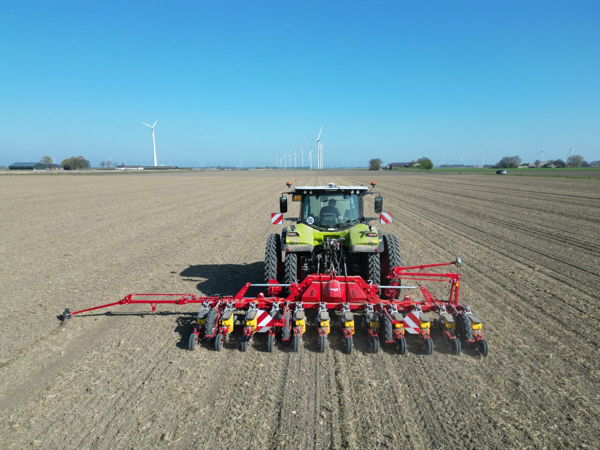 harrysfarm's tweet image. Vanochtend hebben we de suikerbietzaadjes aan de grond toevertrouwd. Loonbedrijf Vedelaar zaait met hun nieuwe Grimme Matrix zaaimachine onze #suikerbieten dit jaar. #akker #farmlife @CosunBeetCo @GroeikrachtCo