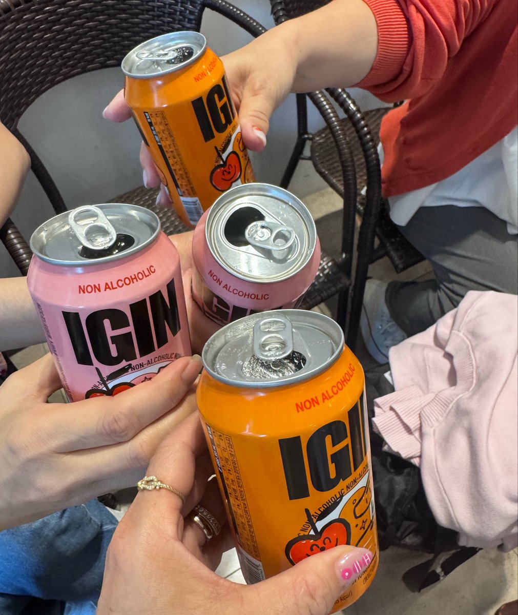 vpurplerainbow's tweet image. 帰国日に明洞のGSで
ラスト１枚のIGINのジンくんポスターをゲット！出会えてよかった😭
ステッカーも可愛い〜♡
みんなで帰国前の乾杯したよ
ノンアルピーチもオレンジも爽やかで美味しかった🍑🍊

#JinxIGIN #IGIN