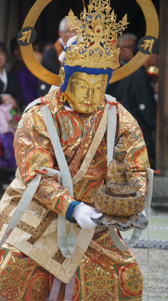 Yuzupon551's tweet photo. 當麻寺「聖衆来迎練供養会式」
中将姫は娑婆堂から、菩薩聖衆に護られて来迎橋へ✨
#當麻寺　#練供養会式
#葛城市　#中将姫 https://t.co/f3h9CckqXY
