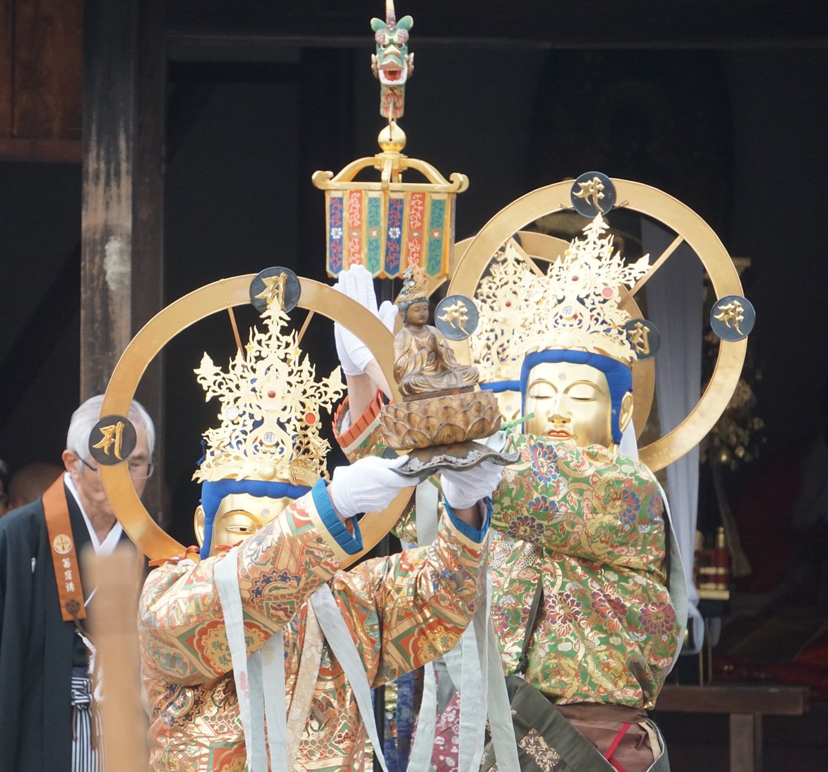 Yuzupon551's tweet photo. 當麻寺「聖衆来迎練供養会式」
中将姫は娑婆堂から、菩薩聖衆に護られて来迎橋へ✨
#當麻寺　#練供養会式
#葛城市　#中将姫 https://t.co/f3h9CckqXY