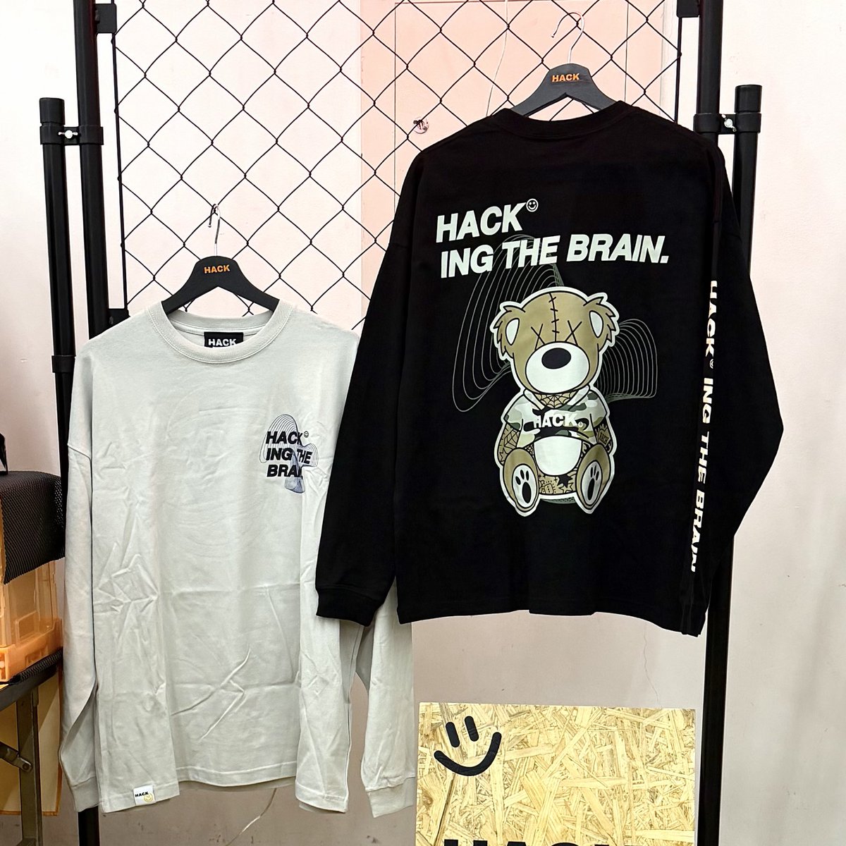 HACK_oacc's tweet photo. ＼4月各週でプレゼント企画／
🌸HACK☺︎ 春のプレゼント祭(第二弾)🌸

#ストリートブランドHACK☺︎ の新商品を数名にプレゼント🎁✨
応募してアイテムをGETしよう！

📍Tシャツ(イベント限定tattoo bear)
　▼カラー
　　BLACK / GLAY
　▼サイズ
　　S / M / XL

🗣️このアイテムはネットショップでは買えない限定アイテムです！

🌟応募内容
　【当選者】各色1名
　【期　間】 4月18日(土) 20:00〆
　【発　表】4月19日(日)
　【条　件】
①このアカウントをフォロー！
② このポストを引用ポスト！
③ HACK☺︎ 中の人の心に刺さる
　内容の引用ポストを投稿！

上記内容を満たした2名を中の人(@jus_OA )が選びプレゼント🎁✨
届いたら感想をポストしていただけると嬉しいです🤘🏻

#サバゲー
#プレゼント企画