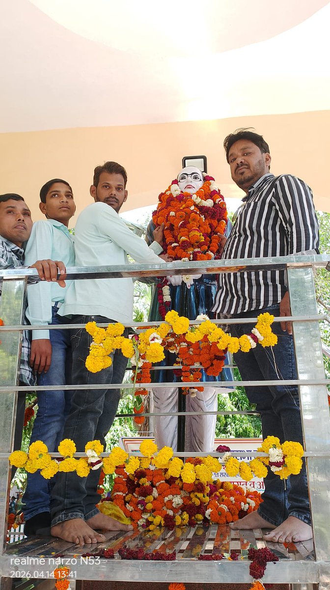 आज कानपुर के फूलबाग में बाबा साहब डॉ. बी.आर. अंबेडकर की 135वीं जयंती पर आयोजित गोष्ठी को संबोधित किया।
​मेरा स्पष्ट मानना है कि आज संविधान बचाना ही बाबा साहब के सिद्धांतों की सच्ची रक्षा है। वंचितों के अधिकारों के लिए हमें एकजुट होकर संवैधानिक मूल्यों की रक्षा करनी होगी। ✊📖
