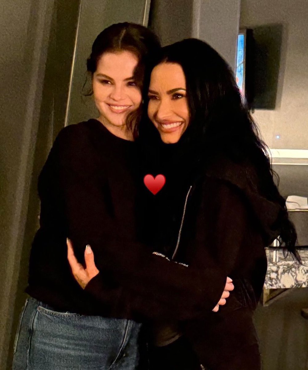 bchartsnet's tweet photo. Selena Gomez e Demi Lovato juntas em 2026 ♥️ https://t.co/bzDBSuXF2X
