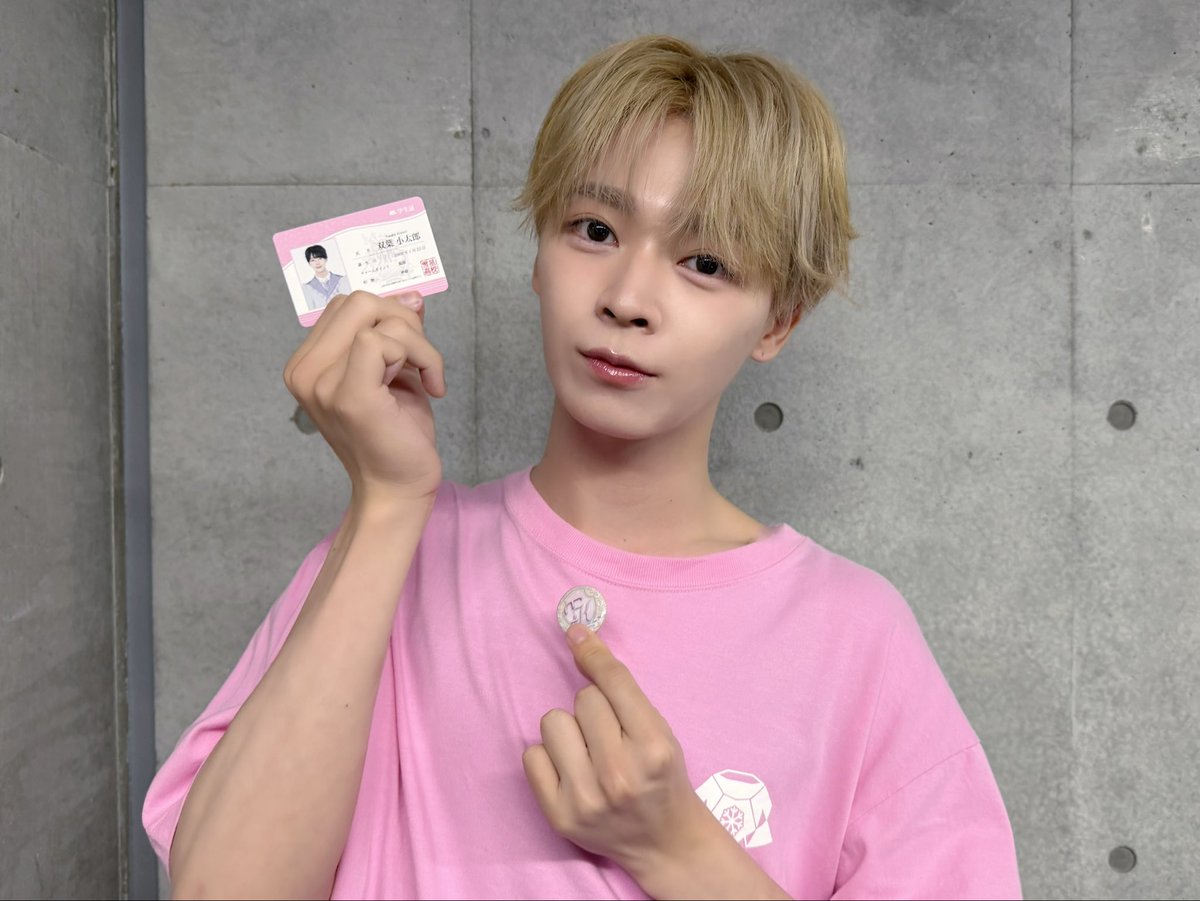 waiwai_goods's tweet image. 🌸🌸 ┈┈┈┈┈┈┈┈••

Etoneige Live tour 2026 
~君に恋した僕は、残桜イルレスト~

•• ┈┈┈┈┈┈┈┈🌸🌸🌸

🎖 学生証＆第二ボタン風缶バッジセット
¥800

缶バッジはイニシャルを
校章風にしたデザイン🏫🎓
学生証にはちょっとしたこだわりも！👀
細かい部分もぜひチェックしてみてね🫶