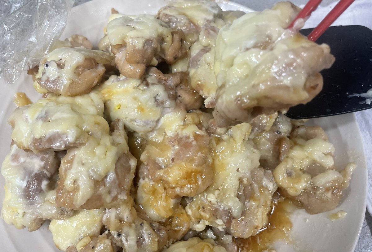 mahjong_mix's tweet photo. 今日の日替わり丼は
チーズマヨ照り焼きチキン！
カロリー爆弾です💣
ギルティーです💕 https://t.co/r4sm9YBw68