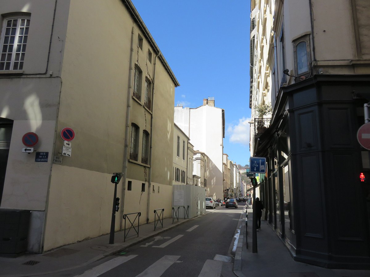 F_Desouche's tweet photo. Lyon (2ème) : il rentrait de sa séance de sport quand un inconnu l’a poignardé aux fesses et au thorax en pleine rue

 https://t.co/hDpilTCrt8 https://t.co/3GYarmIp79