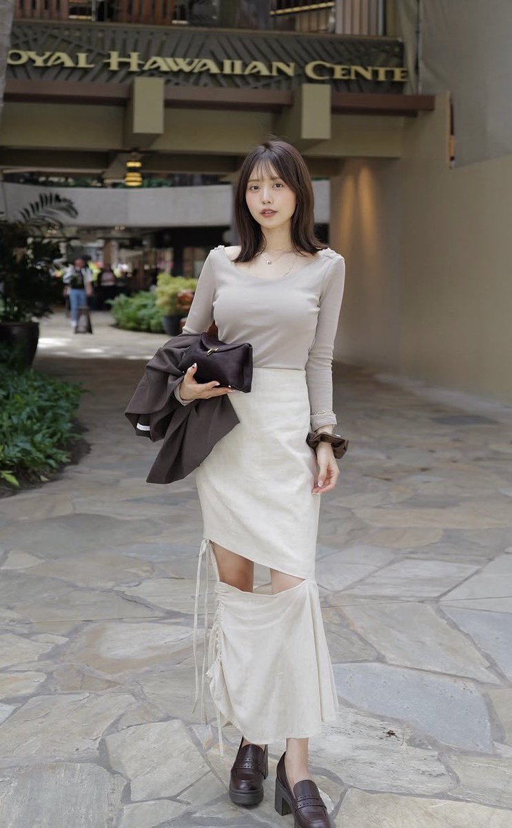 prewdM's tweet photo. もう身体売るしかないからね。てかこの人が着てる服どっかしら穴空いてんだけど誰がいつ着るの？ https://t.co/2IzTglczoM