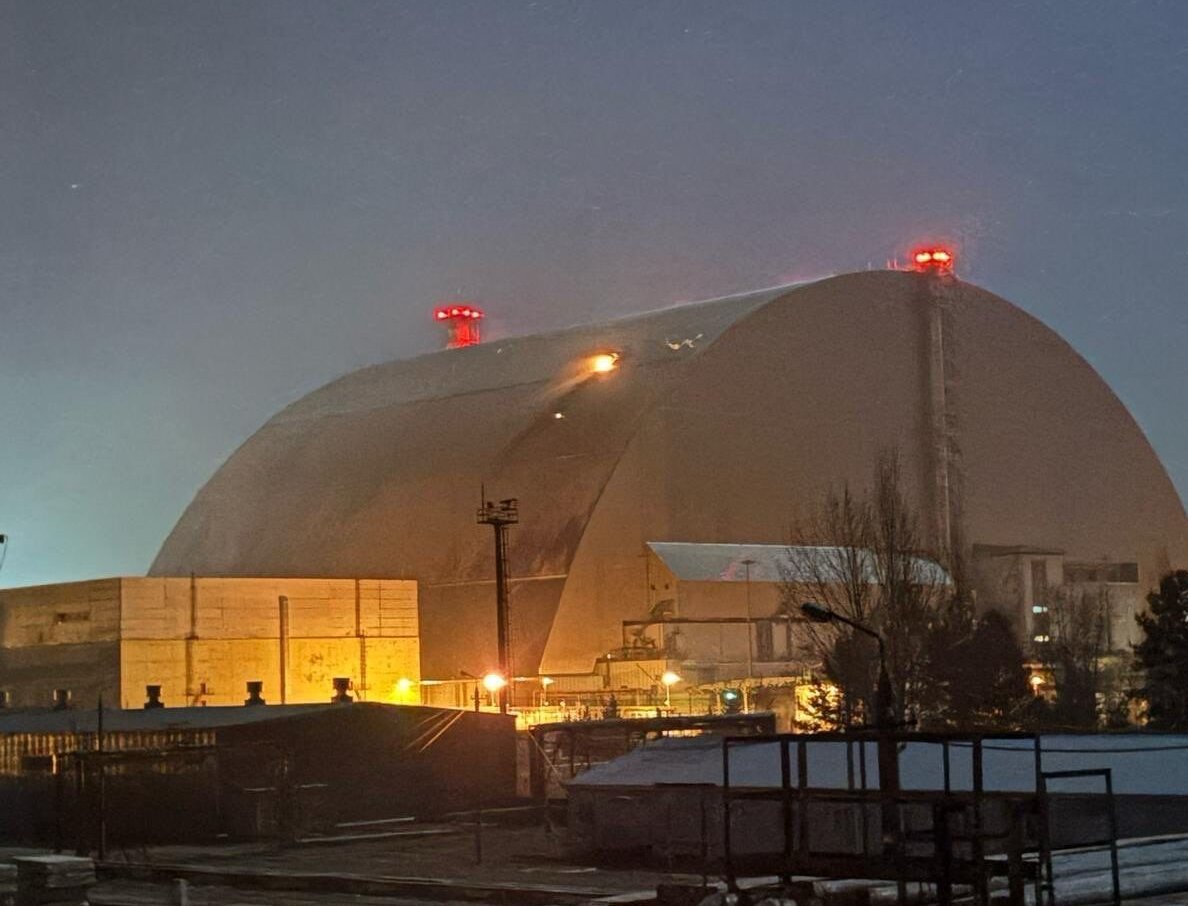 NOELreports's tweet image. ❗️Greenpeace nuclear expert Shaun Burnie warned the Chernobyl reactor 4 sarcophagus risks collapse after a 2025 drone strike, raising threat of radioactive contamination within a 100 km radius. #Ukraine