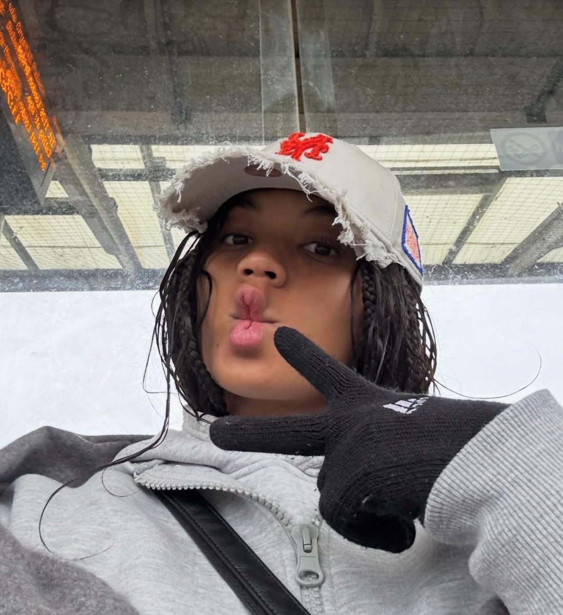 𝒱 ❥ tweet media