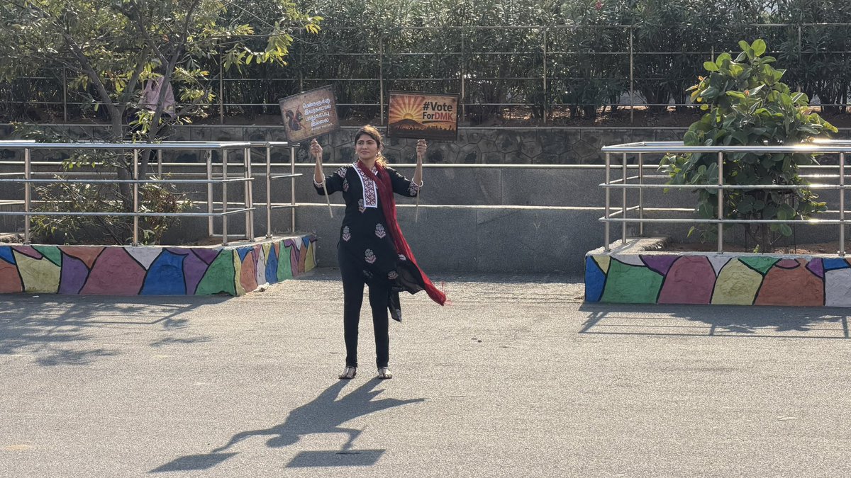 iMariaJuliana's tweet image. எங்கு தொடங்கினோமோ அங்கேயே 🥰 #MarinaBeach #dmk #julie