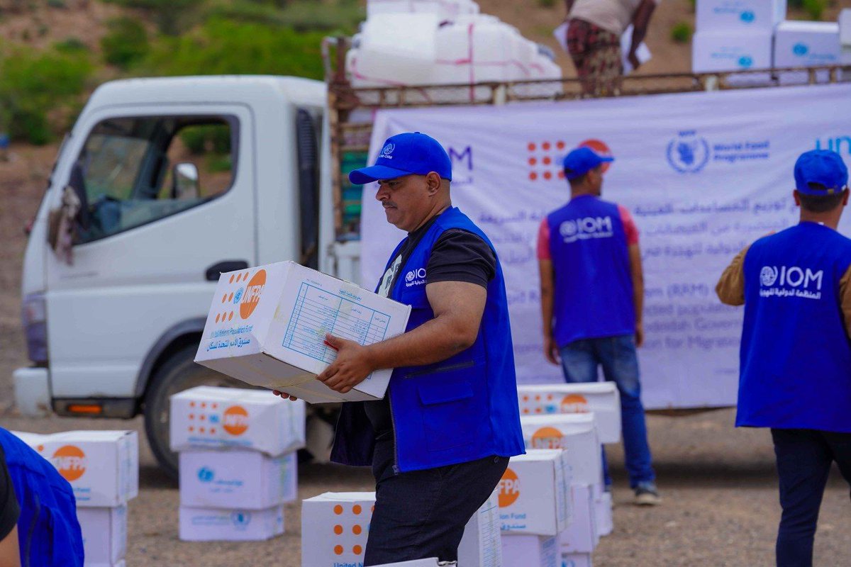 IOM_Yemen's tweet image. Flooding in Al Makha, #Yemen, has left families in urgent need.

As registration continues amid ongoing #flood response, IOM has delivered life-saving assistance through its Rapid Response Mechanism (RRM) to 219 people at two displacement sites, in coordination with UN partners.