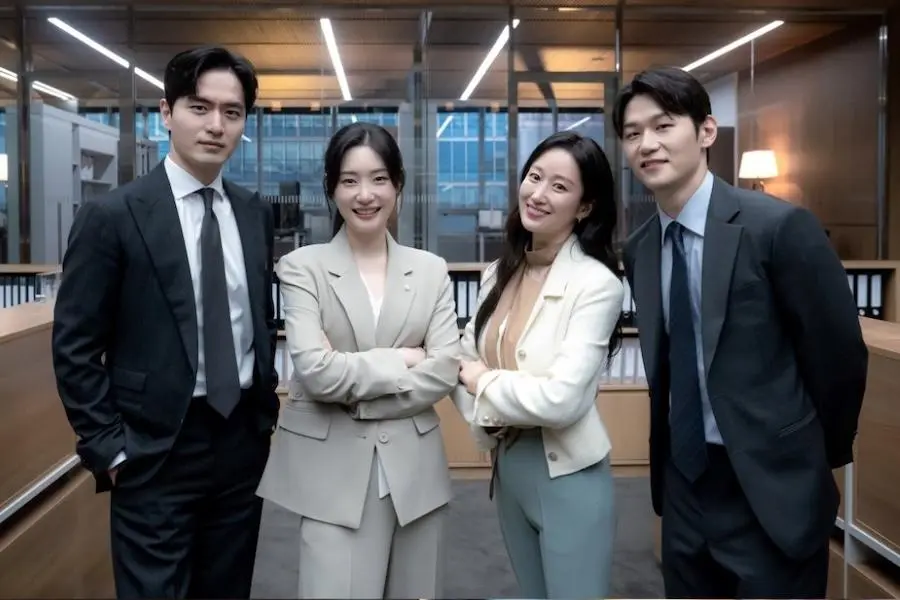 Finito ieri il legal kdrama #BeyondTheBar che mi ha preso davvero tanto! Lee Jin-wook e Jung Chae-yeon magnifici nei ruoli di Yoon Seok-hoon e Kang Hyo-min. Ma anche Lee Hak-jo e Jeo Hye-bin come Lee Jin-woo e Heo Min-jeong sono stati bravi e anche divertenti! ❤️🇰🇷