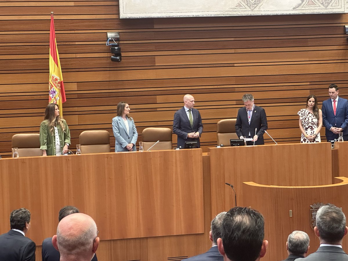 Un gran día para <a href="/Vox_CortesCyL/">VOX Castilla y León</a> 
Enhorabuena a 
<a href="/cmenendezblanco/">Carlos Menéndez Blanco</a> vicepresidente primero y <a href="/Sussuarez/">Susana Suárez Villagrá</a> secretaria tercera de la mesa de las Cortes de #CyL
Destacar el abrazo que Carlos, tras su nombramiento, ha dado a <a href="/CarlosPollan/">Carlos Pollán Fernández</a> 
La importancia del #equipo y de los #valores