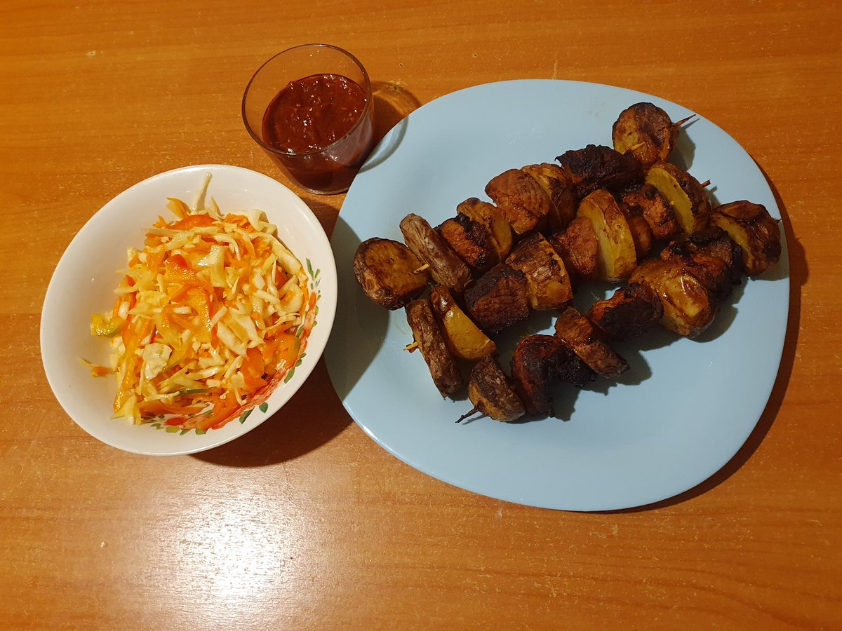 J0hn_3Volta's tweet image. свинина с картофелем на шпажках в аэрогриле от Джона 

острый соус и простой витаминный салатик из капусты, моркови и болг. перца
идеальное сочетание

кушайте вкусно готовьте с удовольствием❤️

#едадлянищих 
#comfortfood