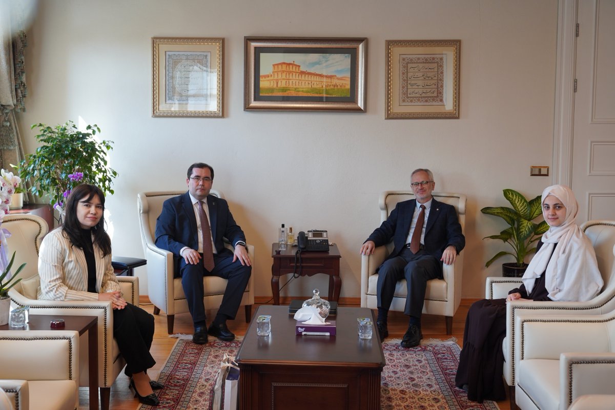 zaimuniv's tweet photo. İZÜ, Özbekistan Kalkınma Stratejisi Merkezi ile akademik, araştırma ve kurumsal iş birliğini kapsayan bir mutabakat zaptı (MoU) imzaladı. 

Özbekistan Kalkınma Stratejisi Merkezi Genel Müdürü Dr. Eldor Tulyakov ve Genel Müdür Yardımcısı Dr. Nilufar Doniyorxodjayeva, Rektörümüz Prof. Dr. İsmail Küçük’e nezaket ziyaretinde bulunarak iki kurum arasındaki iş birliği imkanlarını görüştü. 

Görüşmede ortak araştırma projeleri, akademik etkinlikler ve staj programları ele alındı. 

İmzalanan mutabakat zaptı ile iki kurum arasında ortak proje, konferans ve çalıştay düzenlenmesi, araştırmacı değişimi ve ortak yayınlar gibi başlıklarda uzun vadeli iş birliği çerçevesi oluşturuldu.