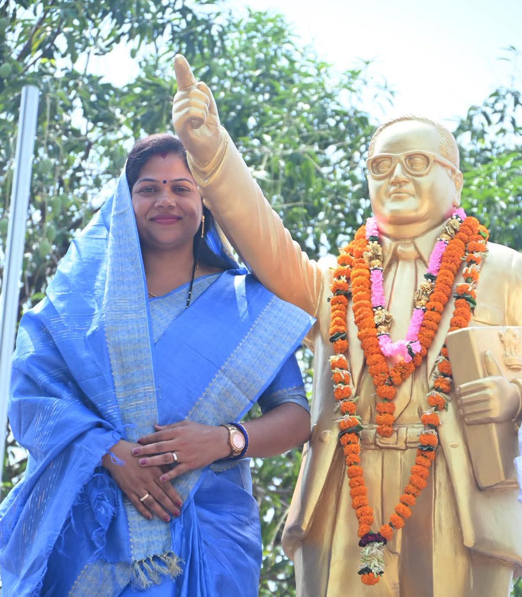 Kavitapran43's tweet photo. आज डॉ. भीमराव अंबेडकर जयंती के पावन अवसर पर अपने मायके ग्राम झुमका में स्थापित बाबा साहब डॉ. भीमराव अंबेडकर जी की प्रतिमा पर माल्यार्पण कर पुष्पांजलि अर्पित की। 🙏 https://t.co/CxdNLsnOey