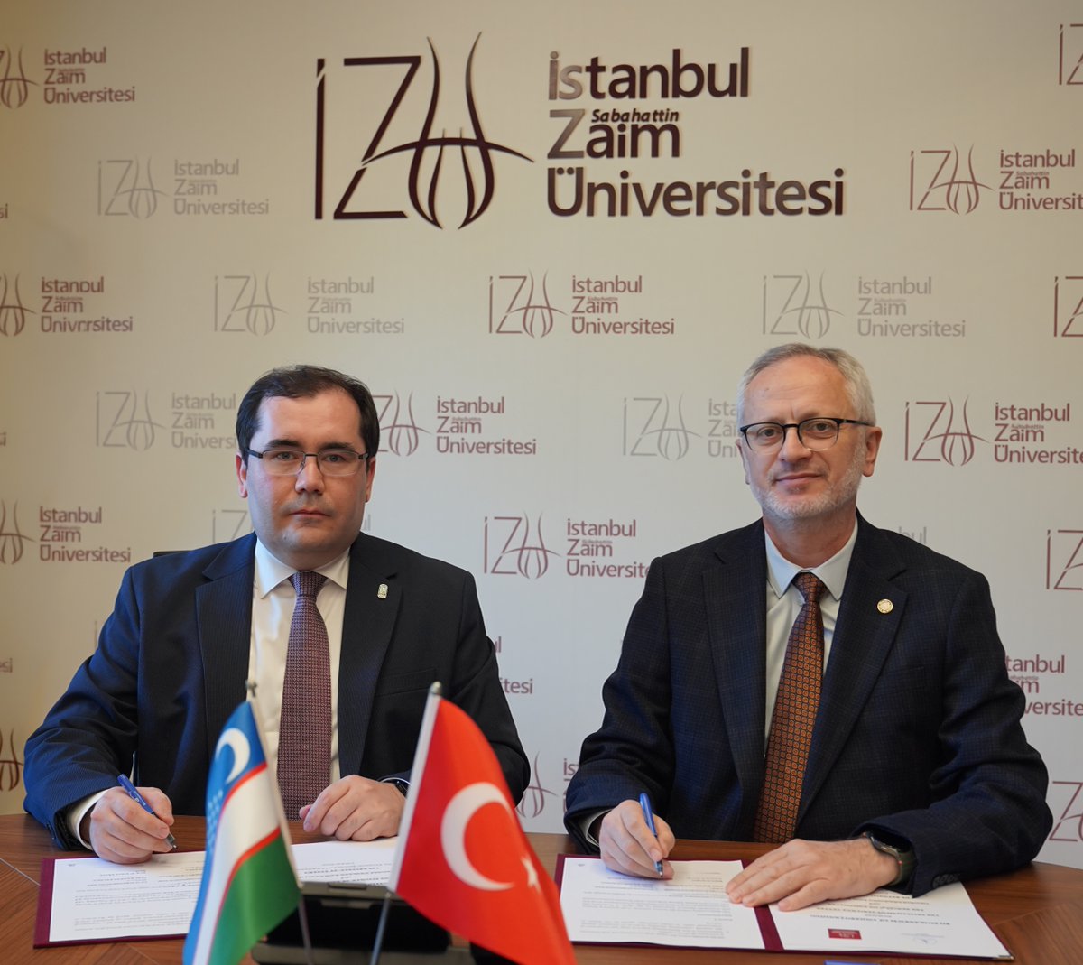 zaimuniv's tweet photo. İZÜ, Özbekistan Kalkınma Stratejisi Merkezi ile akademik, araştırma ve kurumsal iş birliğini kapsayan bir mutabakat zaptı (MoU) imzaladı. 

Özbekistan Kalkınma Stratejisi Merkezi Genel Müdürü Dr. Eldor Tulyakov ve Genel Müdür Yardımcısı Dr. Nilufar Doniyorxodjayeva, Rektörümüz Prof. Dr. İsmail Küçük’e nezaket ziyaretinde bulunarak iki kurum arasındaki iş birliği imkanlarını görüştü. 

Görüşmede ortak araştırma projeleri, akademik etkinlikler ve staj programları ele alındı. 

İmzalanan mutabakat zaptı ile iki kurum arasında ortak proje, konferans ve çalıştay düzenlenmesi, araştırmacı değişimi ve ortak yayınlar gibi başlıklarda uzun vadeli iş birliği çerçevesi oluşturuldu.
