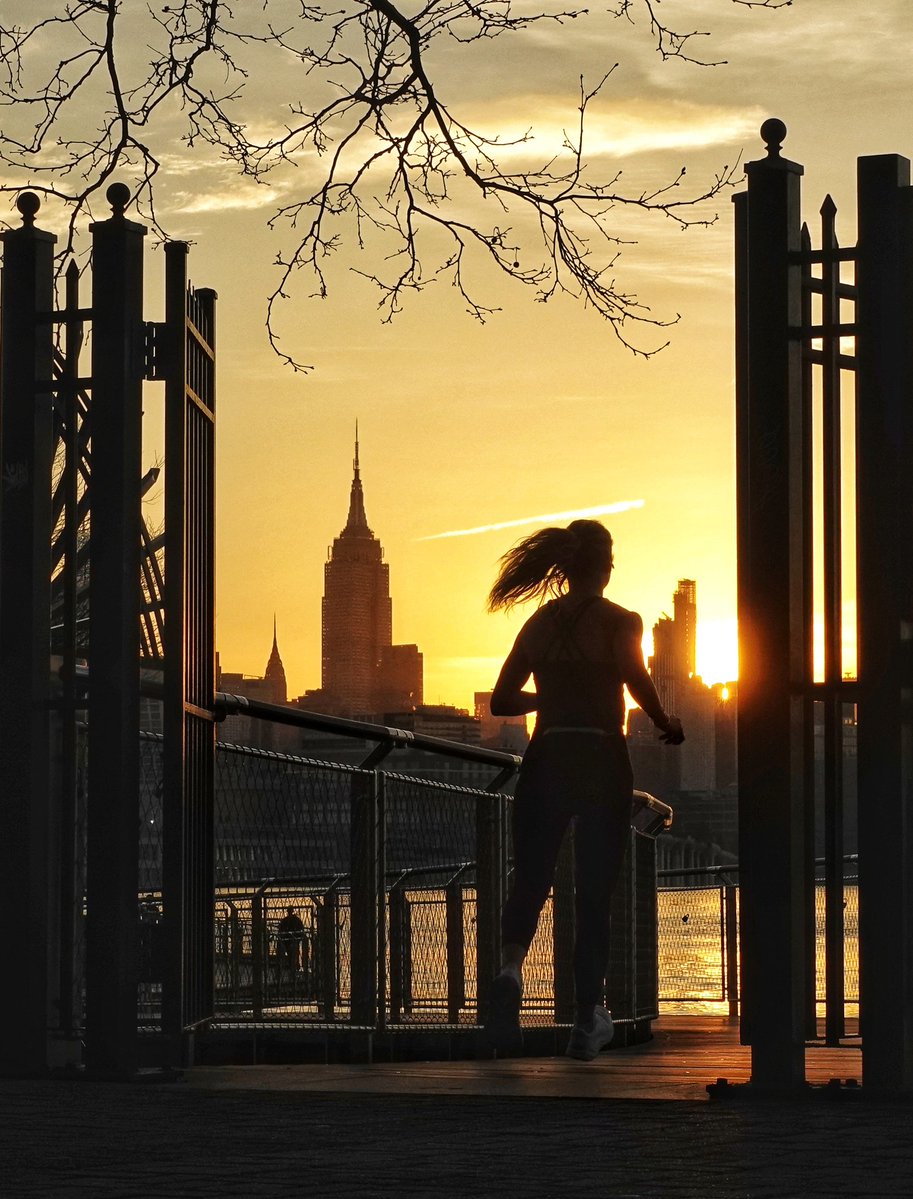 GaryHershorn's tweet image. The sun rises behind midtown Manhattan and the Empire State Building in New York City seen from Hoboken, NJ, Tuesday morning #NYC #newyork #NewYorkCity #sunrise @empirestatebldg