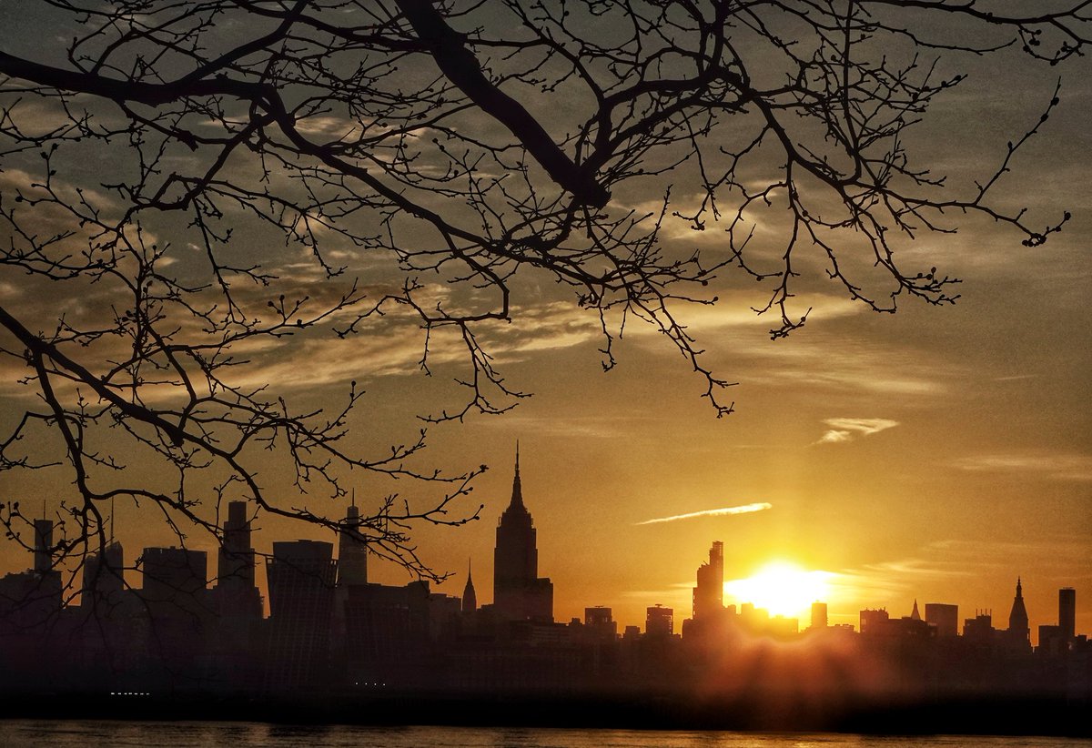 GaryHershorn's tweet image. The sun rises behind midtown Manhattan and the Empire State Building in New York City seen from Hoboken, NJ, Tuesday morning #NYC #newyork #NewYorkCity #sunrise @empirestatebldg