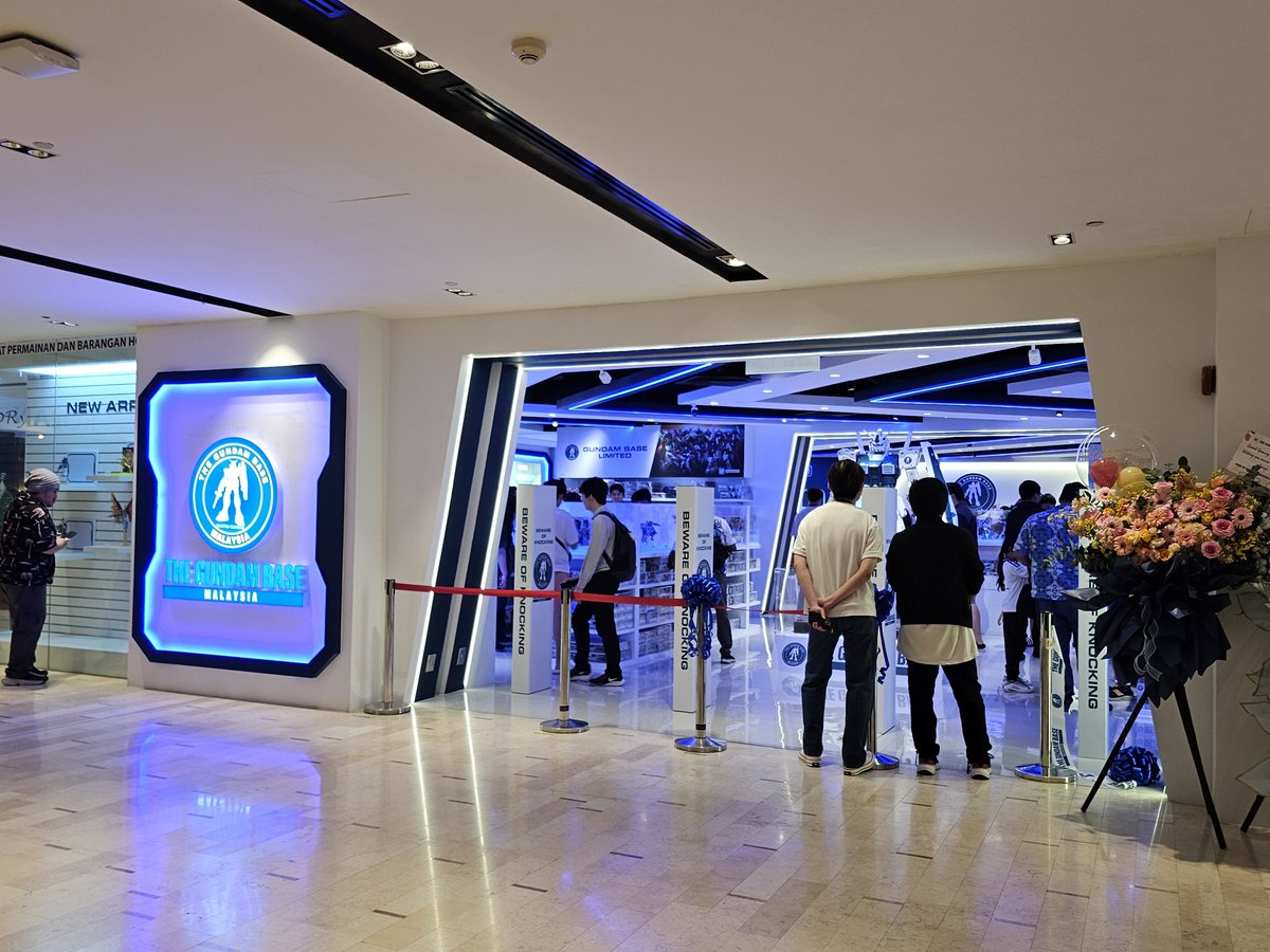 memphizzx's tweet photo. Gundam Base finally open in Malaysia. This time is permanent, not the popup store like last time. https://t.co/2GoGAtwvZ8