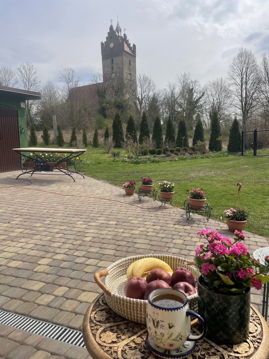 teodor_dziadek's tweet image. Czas się zatrzymać i podelektować się odgłosami natury.Spokój,równowaga emocjonalna i w końcu zdrowie to suma naszych codziennych zachowań.                                Warto codziennie o tym pamiętać.🍵🫖🌺🌸.   #tea #time #calm #silence #tranquility #nature #good #mood