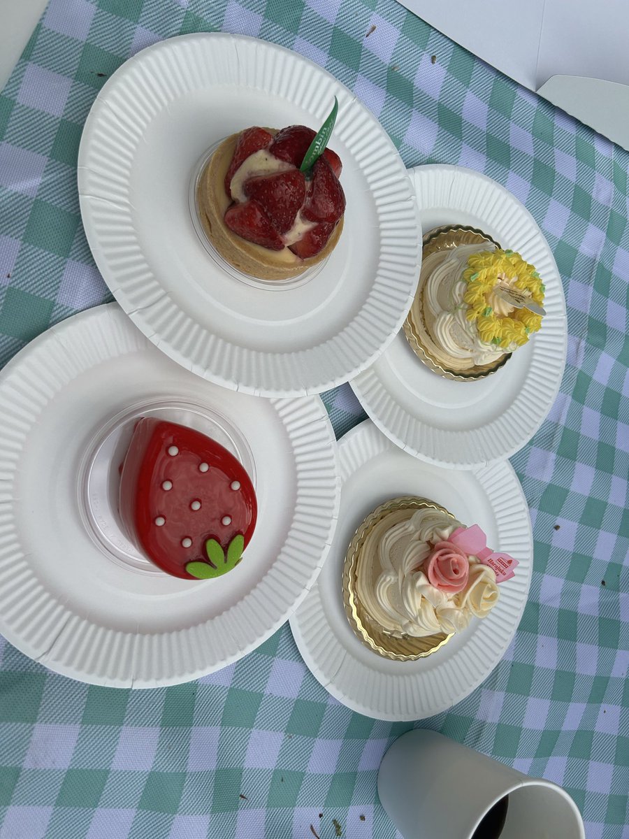 お友達とピクニックしたー！！いいお天気だし作ってくれたお弁当も美味しかったし、ケーキも美味しかった！！最高！！