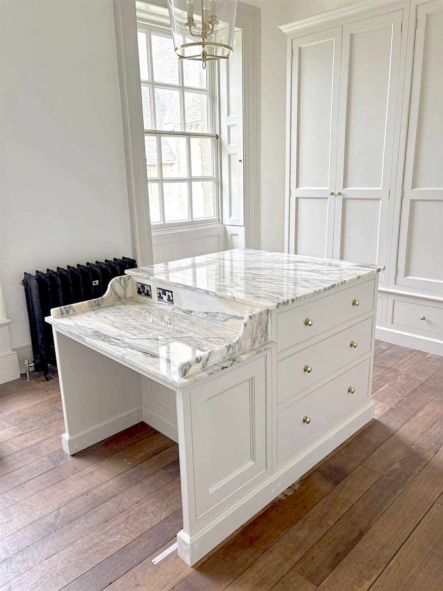 MarbleGDesigns's tweet photo. A true masterpiece of a dressing console. ✨ We paired perfectly tailored white joinery with 20mm polished Calacatta Viola Monet marble. The dynamic veining completely transforms this space into a luxurious daily retreat. https://t.co/AIQ554eI3c