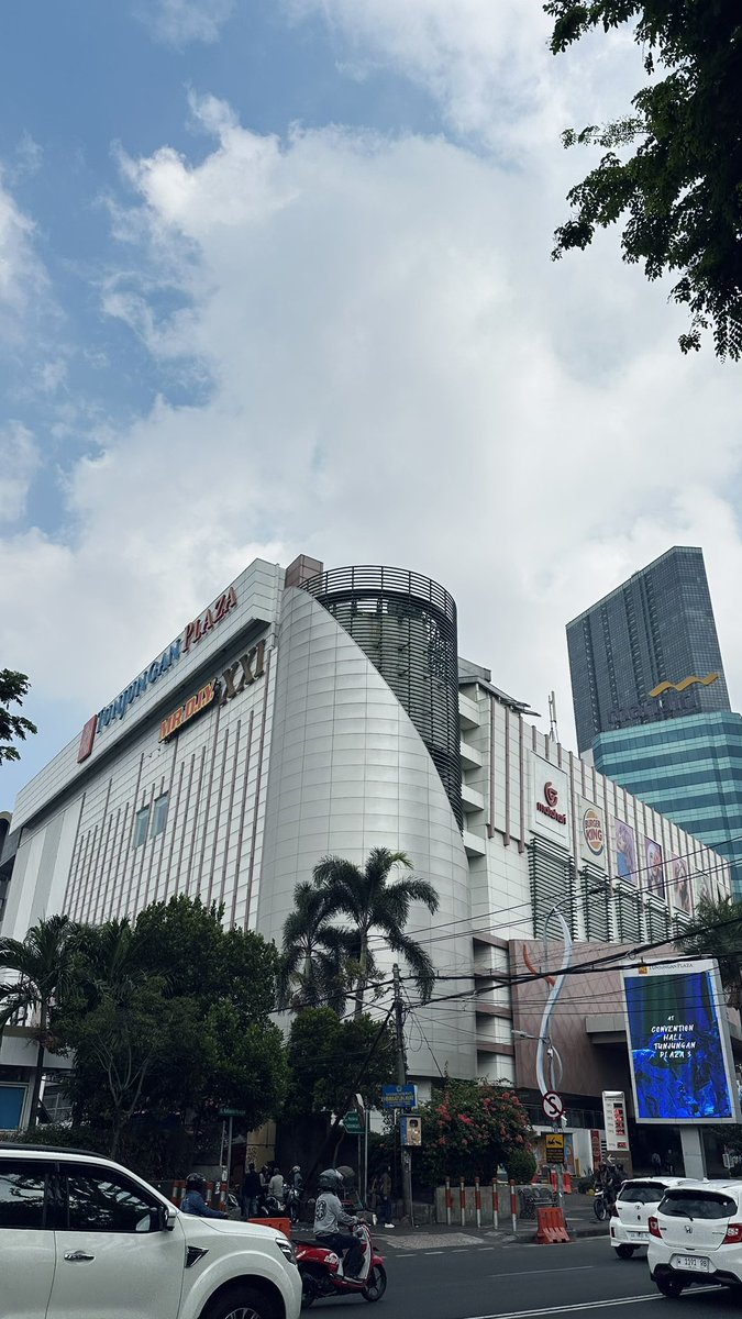 caterissparibus's tweet image. foto gedung yg ada di hp kalian