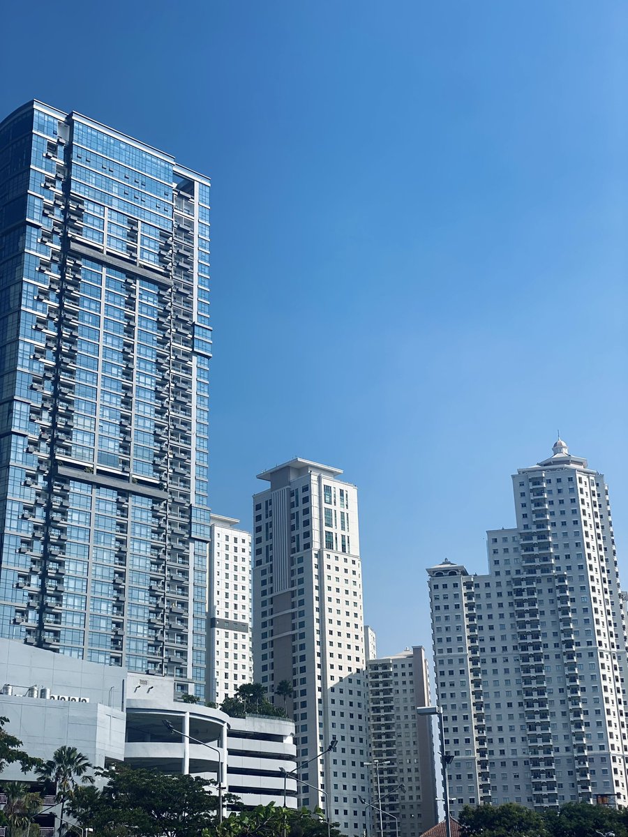 caterissparibus's tweet image. foto gedung yg ada di hp kalian