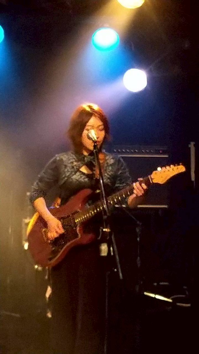 argon_666mm's tweet photo. ライブ中に撮ってもらった写真📷️✨
フジゲンのストラト（名前はゲン様）もしっかり絵に納めてもらい、カッコよく決まってるでしょ🥰

昨日円盤では見てきたけど、早く録画データでもほしい！笑 https://t.co/YO8CaZRtSX