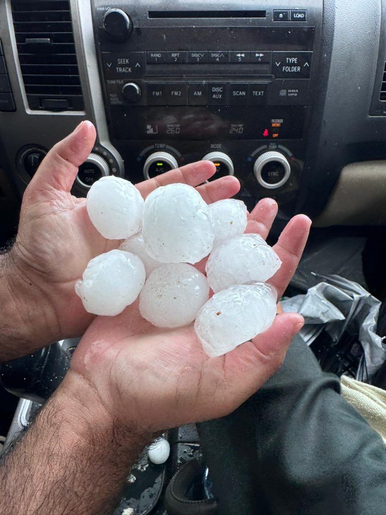 Arab_Storms's tweet image. 🚨بردية عنيفة تضرب عشيرة شمال الطائف، وحبات برد كبيرة تتسبب بتهشيم زجاج المركبات وسط مشاهد لافتة من شدة الحالة.❄️❗️
14-4-2026
#Hail #Taif #SaudiArabia