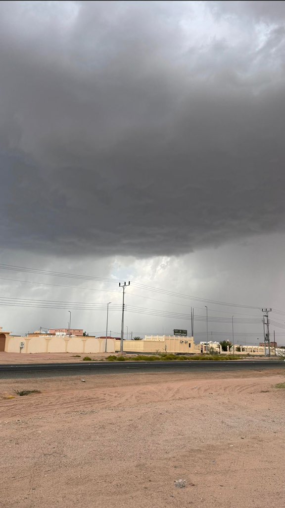Arab_Storms's tweet image. 🚨بردية عنيفة تضرب عشيرة شمال الطائف، وحبات برد كبيرة تتسبب بتهشيم زجاج المركبات وسط مشاهد لافتة من شدة الحالة.❄️❗️
14-4-2026
#Hail #Taif #SaudiArabia
