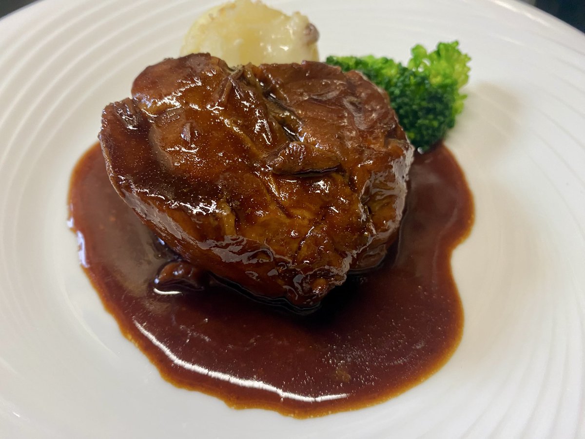 chezumetsu's tweet photo. 岩手県産ブタ肩ロースの赤ワイン煮

豚肩ロースには「プルーマ」と呼ばれる部位がある。適度なサシが入って、肉質柔らかく煮崩れ難く、わずかしか取れない希少部位。ゆっくり煮込み、フォンドヴォーと八丁味噌ベースの赤ワインソースで絡む。柔らかく程よい歯応え、豚の甘い脂、コックリと美味しい。 https://t.co/bXuUcB8vOI