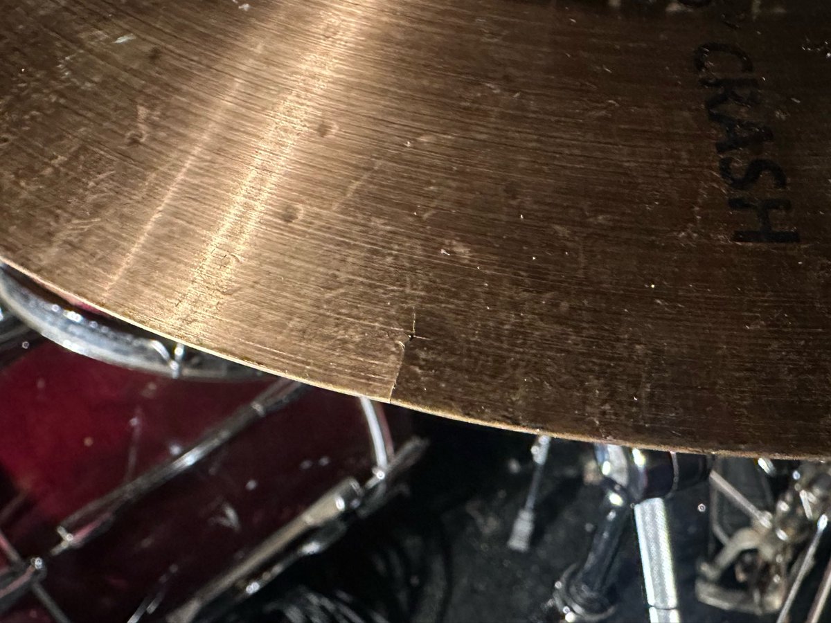 100日後に閉店するLIVEHOUSEのPA前シン tweet media