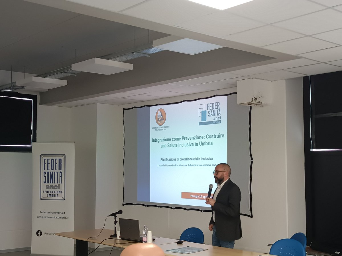 AProciv's tweet photo. Integrazione e prevenzione: la sfida dell’Umbria 📍
Sanità e Protezione Civile insieme per territori. Al convegno di @FedersanUmbria #AnciUmbriaProciv ha ribadito: non c’è pianificazione efficace senza una mappatura delle fragilità.
Costruiamo una salute davvero inclusiva. 🤝🏥 https://t.co/uTW2Hucatw