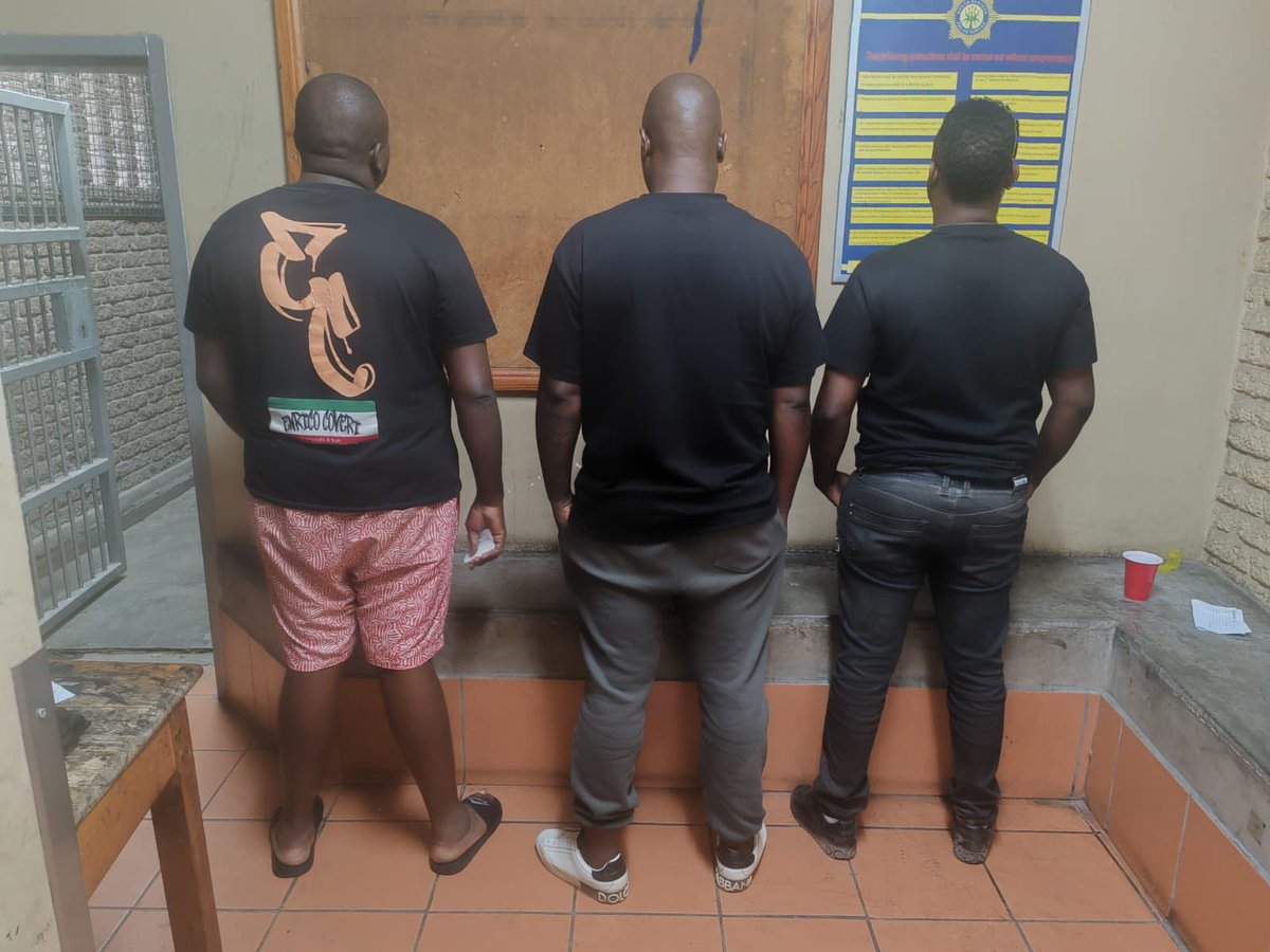 _ArriveAlive's tweet image. Suspects arrested after extorting money from workers at the Tekwane West dumping site

arrr.co.za/1tQDN

#ArriveAlive #Crime #Extortion @SAPoliceService