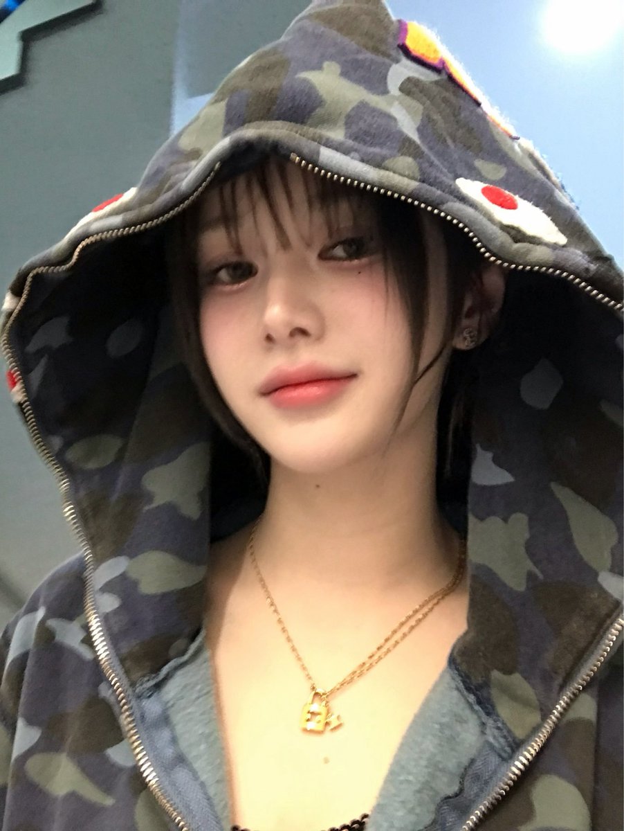 urikouma's tweet image. genuinely obsessed with hoodie mayu