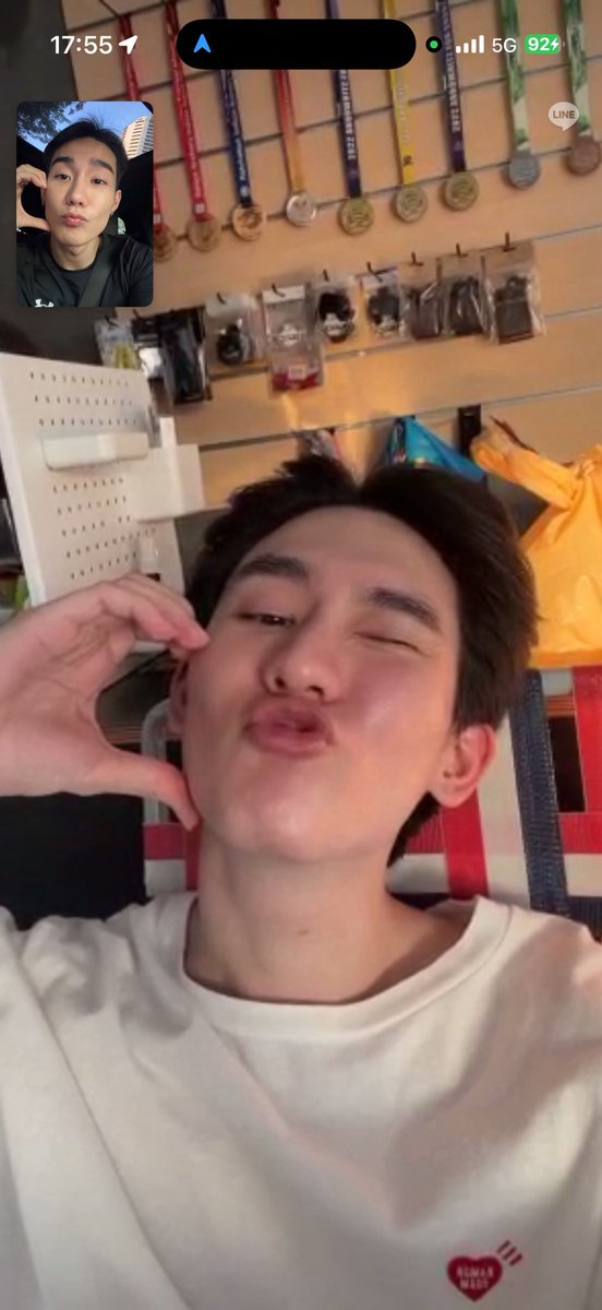 amaaron41's tweet image. หาให้เจอนะ ...

คนที่มี lifestyle ต่างกัน แต่มีพื้นที่ตรงกลางเพื่อใช้เวลาอยู่ด้วยกัน video call หากันในทุกวันสำคัญ ยกตัวอย่างเช่น

✓ วันเกิด
✓ วันสิ้นปี (ที่คิดถึงกัน)
✓ วันปีใหม่
✓ วันสงกรานต์

คือเขาหากันเจอแล้ว
มีเธอเป็นพื้นที่ที่ปลอดภัยให้กัน

─𓈒𓏸⛧
#forcebook #ฟอสบุ๊ค