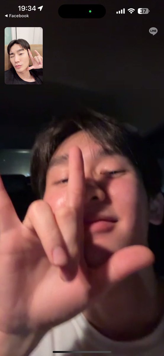 amaaron41's tweet image. หาให้เจอนะ ...

คนที่มี lifestyle ต่างกัน แต่มีพื้นที่ตรงกลางเพื่อใช้เวลาอยู่ด้วยกัน video call หากันในทุกวันสำคัญ ยกตัวอย่างเช่น

✓ วันเกิด
✓ วันสิ้นปี (ที่คิดถึงกัน)
✓ วันปีใหม่
✓ วันสงกรานต์

คือเขาหากันเจอแล้ว
มีเธอเป็นพื้นที่ที่ปลอดภัยให้กัน

─𓈒𓏸⛧
#forcebook #ฟอสบุ๊ค