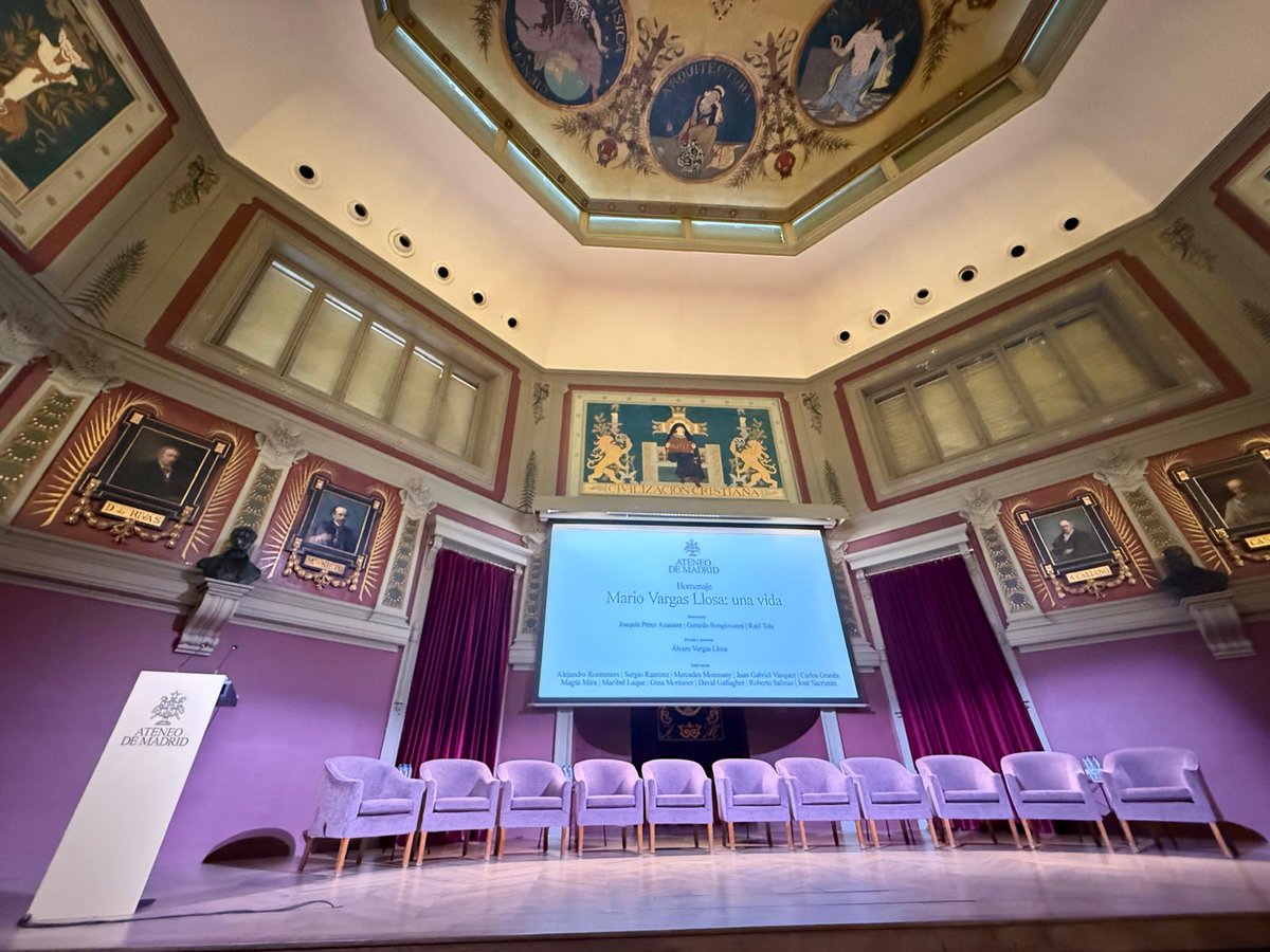 agenciabalcells's tweet photo. Ayer, el Ateneo de Madrid acogió un emotivo homenaje a Mario Vargas Llosa. 
En un entorno cargado de historia y memoria, se recordó no solo al escritor, sino también al pensador y al referente cultural que ha marcado a generaciones de lectores en todo el mundo. 📚✨ https://t.co/i1TRpIZJf9