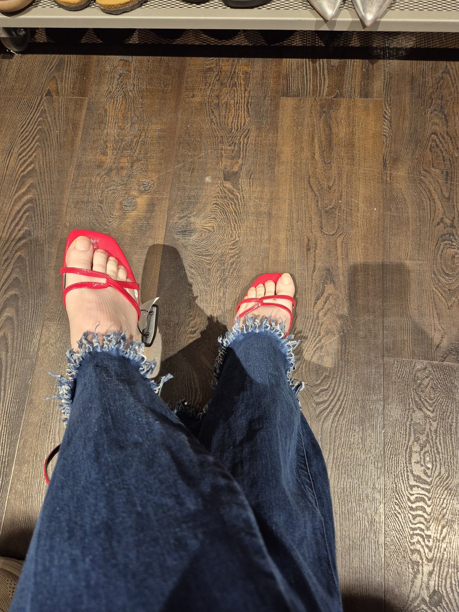 PrettyToesPriv's tweet photo. Shoe try on. Bold red. Who's paying?

#feetfetısh #feetworshi̇p #feet #shoes #tribute https://t.co/ks5EVSc5R4
