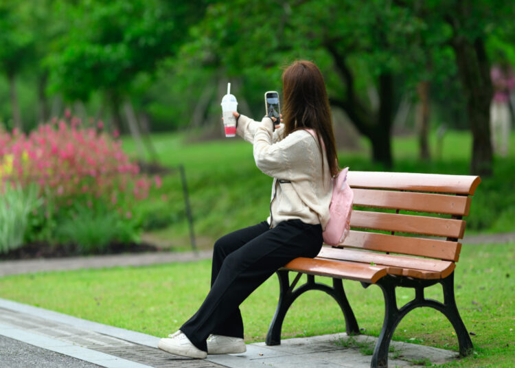 La soledad juvenil, un desafío global con profundas implicaciones bioéticas. 
Vía @womanessentia 

En torno al 20,9 % de los adolescentes reconoce sentirse solo, 
un porcentaje que se eleva hasta el 24,3 % en el caso de las chicas.

Asistimos con preocupación a la fascinación