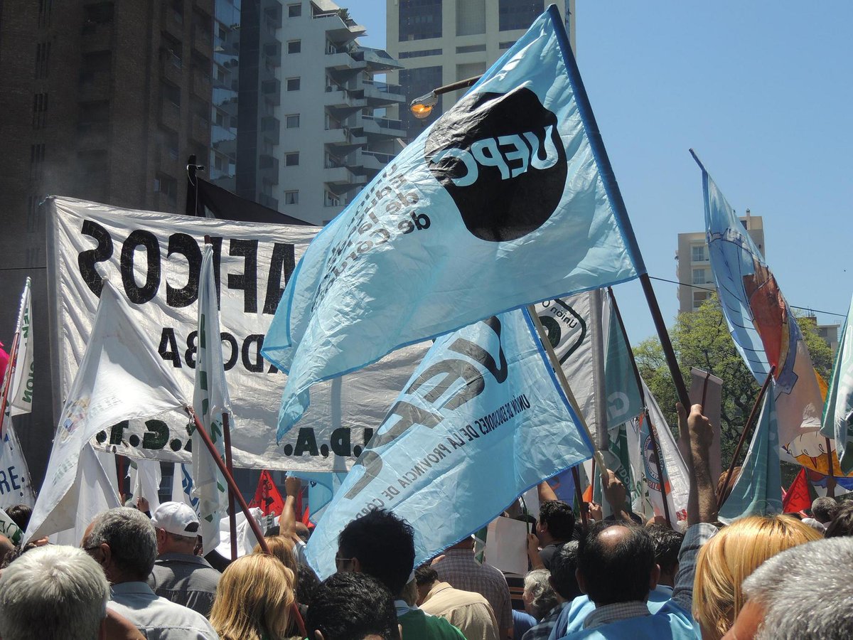 DiarioPuntal's tweet photo. ‼️ Arranca la #vigilia de la #Uepc a la espera de la cuarta oferta salarial
👉🏻 El gremio docente comienza este martes a las 13 una medida de vigilia en su sede, en el marco de la conciliación obligatoria.
✍🏻 @mirastorzaok
🌐 https://t.co/Tghlgw045u https://t.co/cDiQXiD08A
